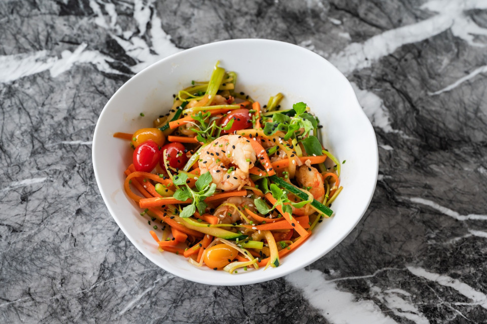 Wok de gambas, tomatitos Cherry, verduritas tiernas