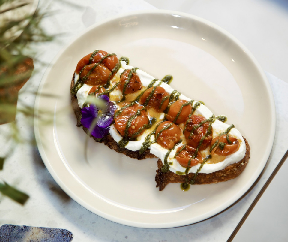 Tosta tomates asado, ricotta y pesto