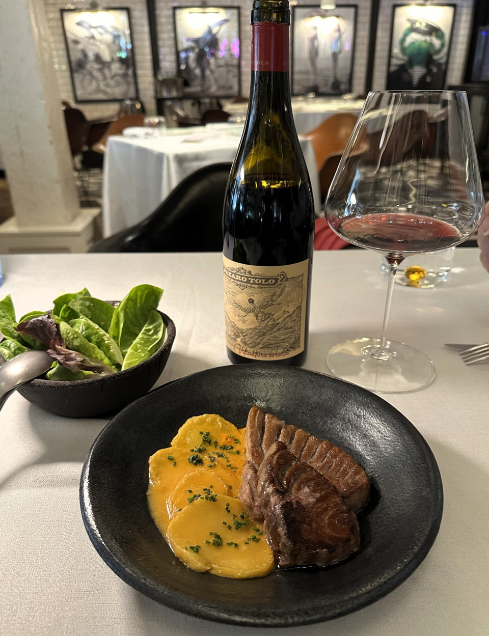 Morrillo a la plancha con patatas a la roteña, maridado con un tinto de ribeira Sacra