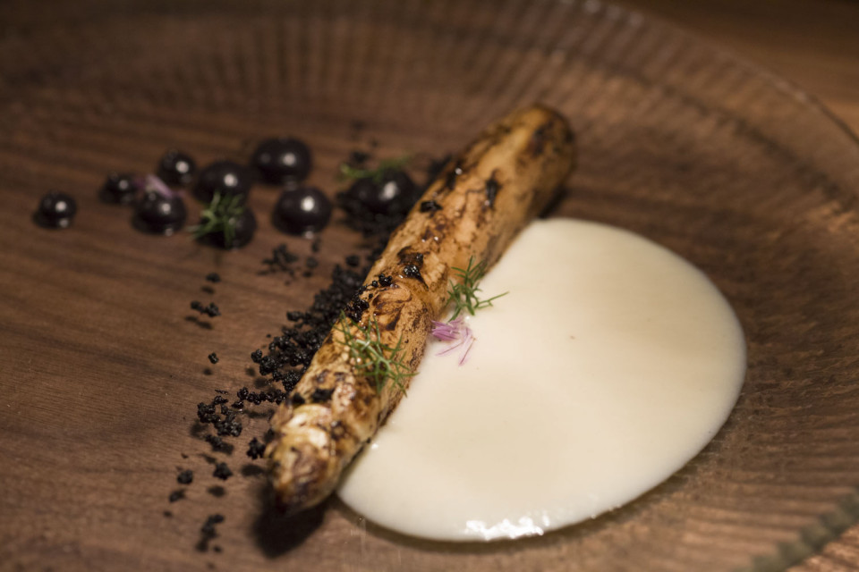 Espárrago adobado de nuestra comarca y ajo fermentado