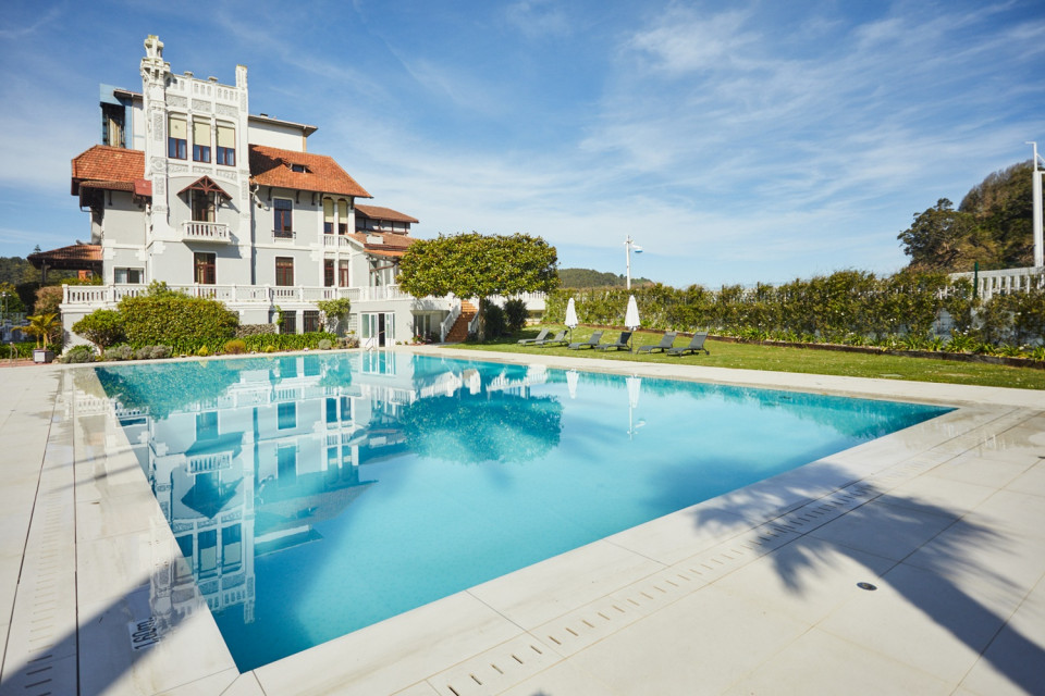Fachada y piscina