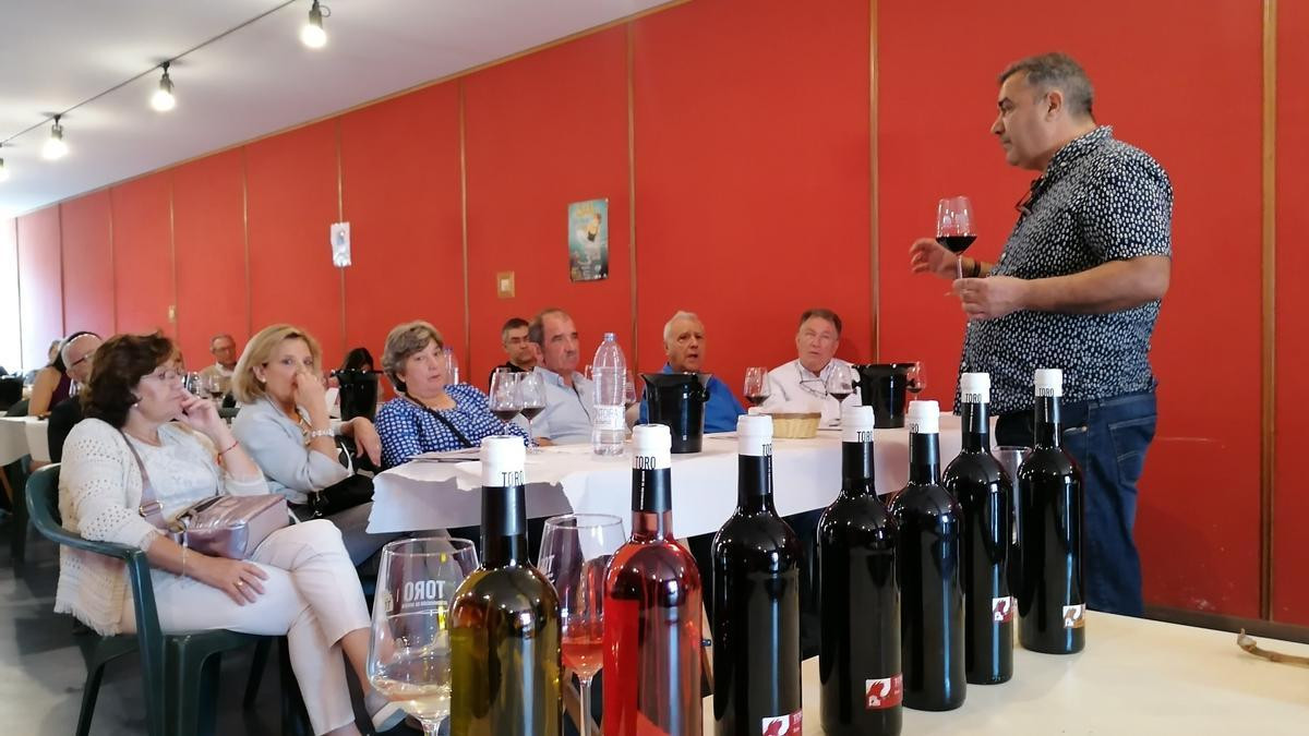 El veedor del Consejo Regulador, Carlos Gallego, dirige una cata de vinos de la DO Toro  M. J. C.