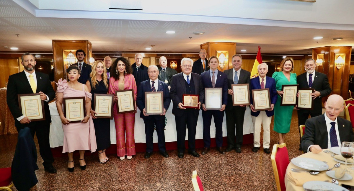 Fotografu00eda de familia de las nuevas Damas y Comendadores de la Muy Noble y Muy Serena Orden de la Amistad