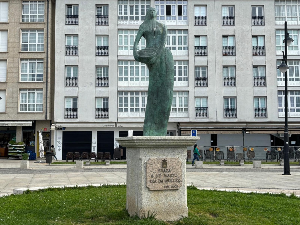 ESTATUA MUJER