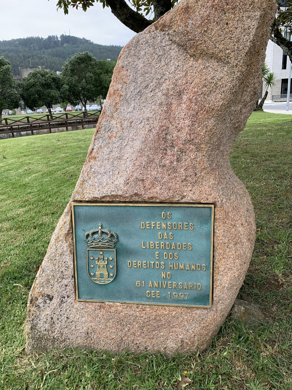 Placa del monumento a las Liberdades en Cee, foto Antón Alonso S.
