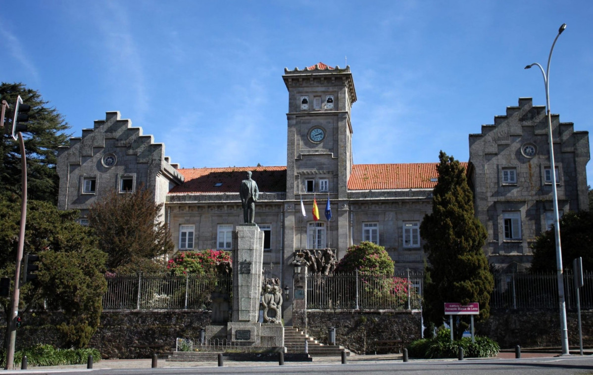 Cee, Colegio y MONUMENTO FERNANDO BLANCO