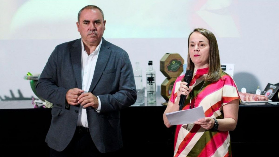 Ángel Juan Pachecho, Presidente de ACREX, con Adriana Gragera, Responsable del Área de Internacionalización y Comercialización de Extremadura Avanteunnamed