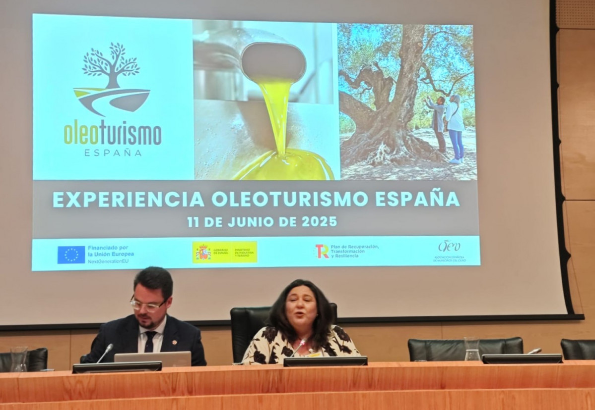 Lola Amo, presidenta de AEMO (Asociaciu00f3n Espau00f1ola de Municipios del Olivo) y Francisco Lozano, Diputado de Promociu00f3n y Turismo de la Diputaciu00f3n de Jau00e9n