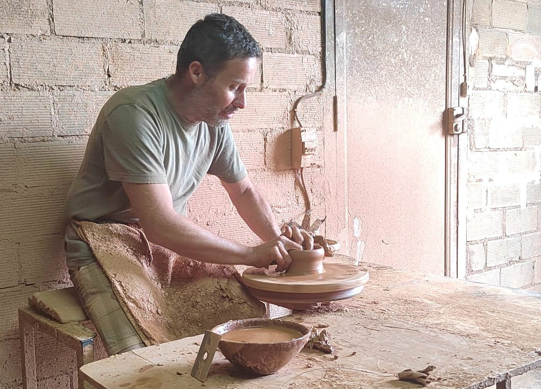 El alfarero Josep Fabregat en su taller de Miravet   copia