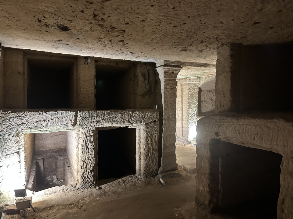 Alejandría, Catacumbas de Kom el Shouqafa, Detalle de los nichos