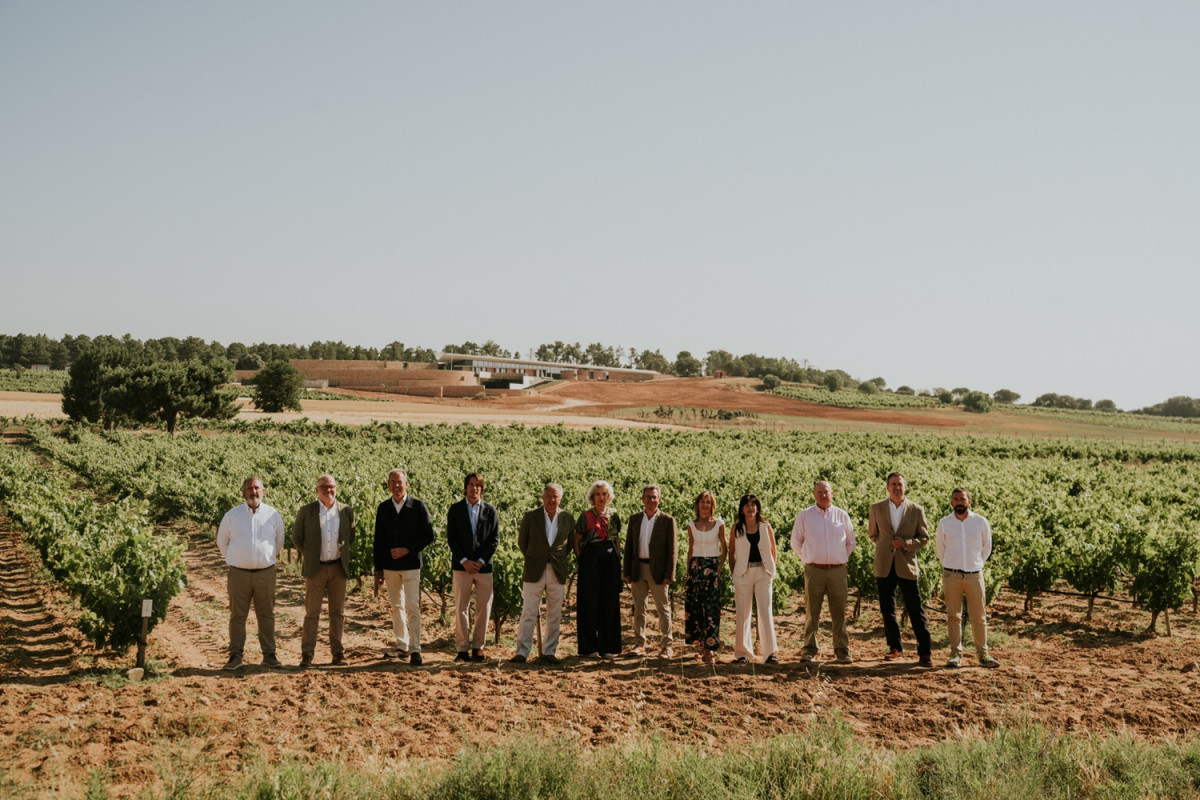 Bodegas La Horra   Foto de grupo  Mario Rotllant, Carme Pinu00f3s, Inexo, Vu00e9rtice 21 Ingenieru00eda y Accionistas