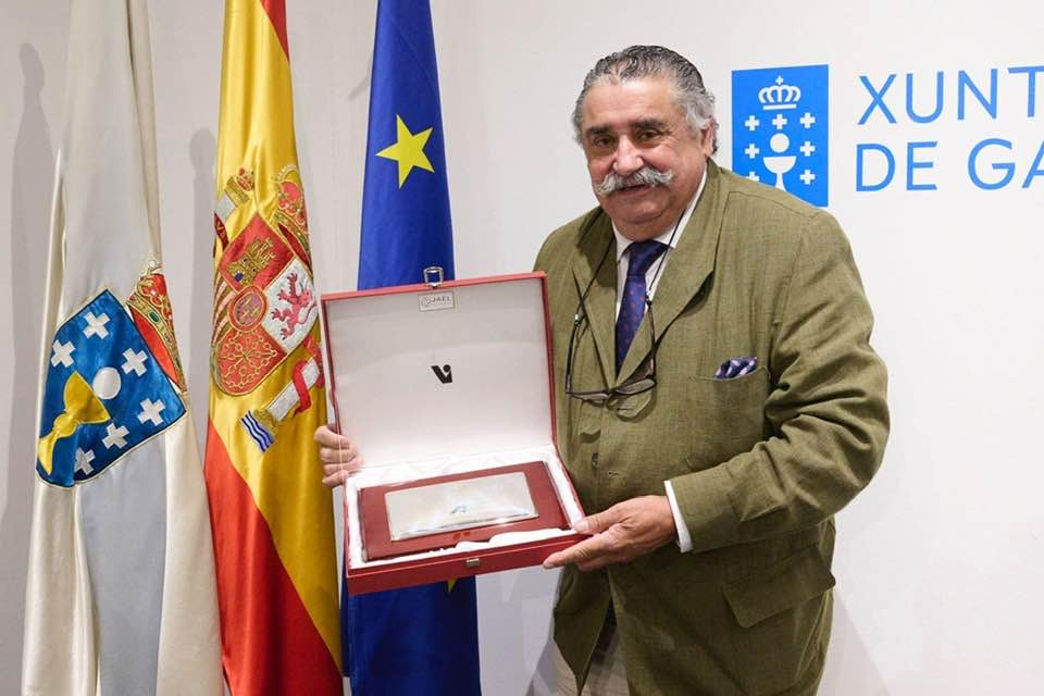 Manolo Seixas, Mostando la Placa conmemorativa