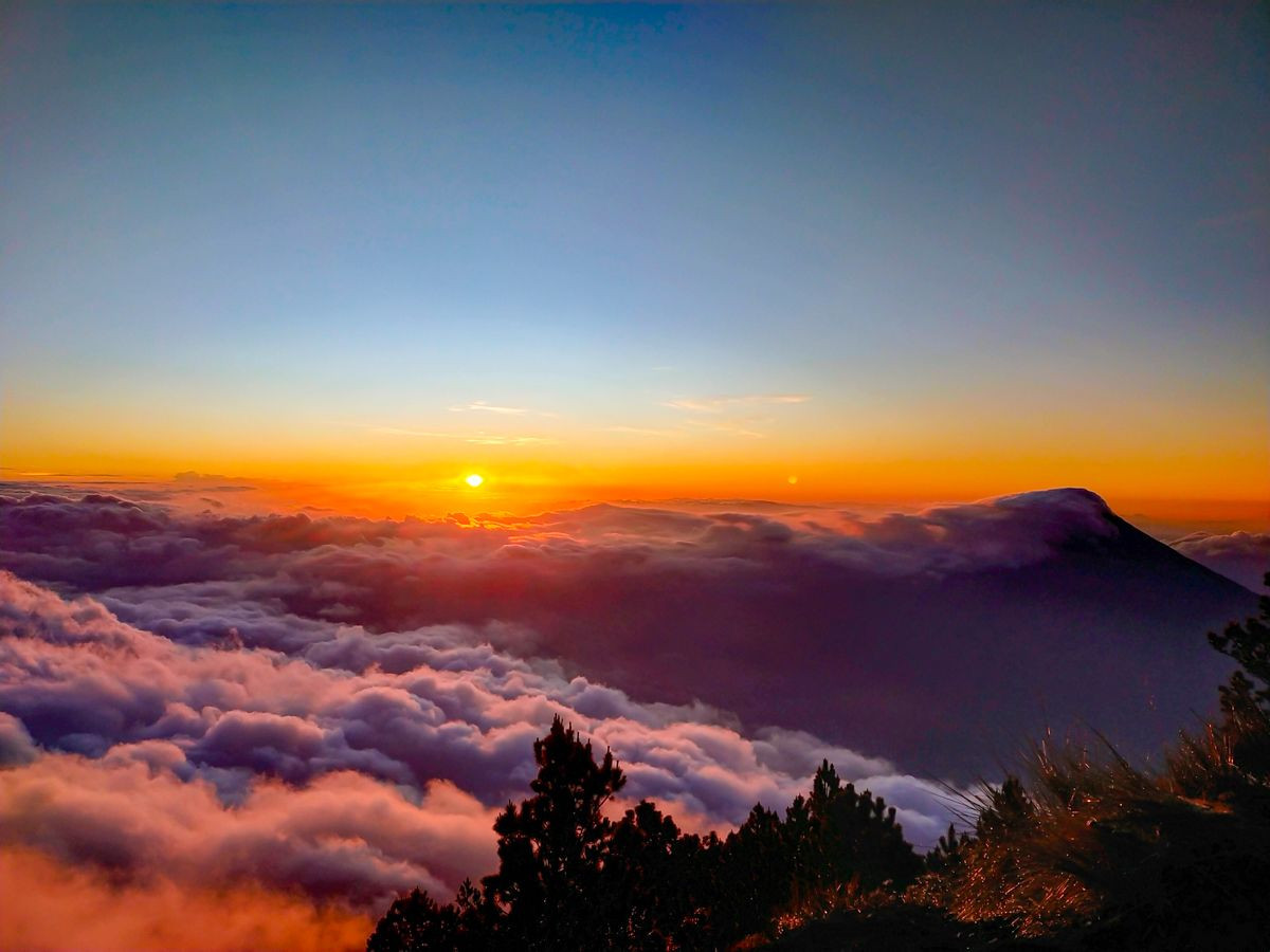 GUATEMALA Amanecer desde la cima del Acatenango