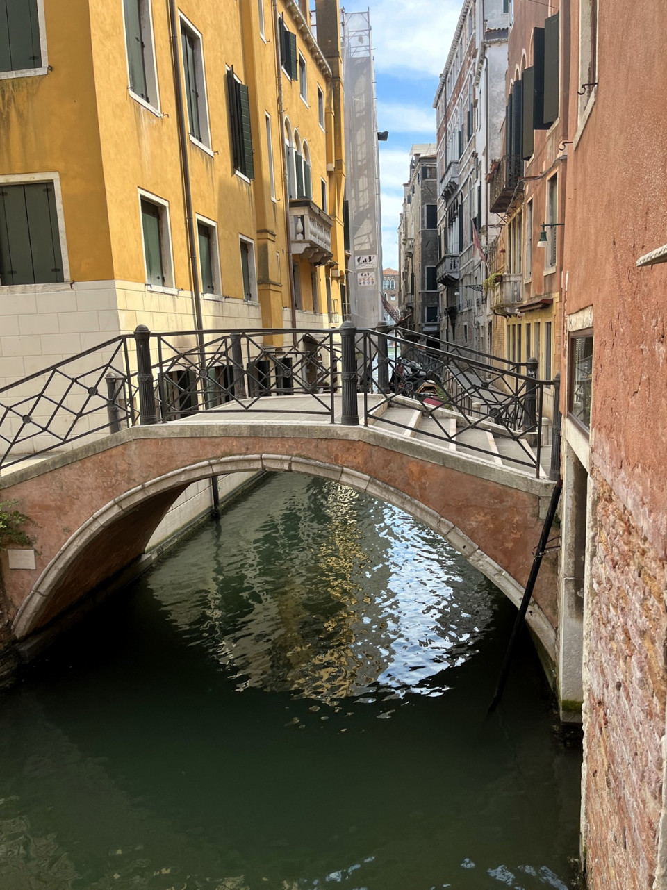 Encantador puente sobre un canal de Venecia, Un rincón para perderse