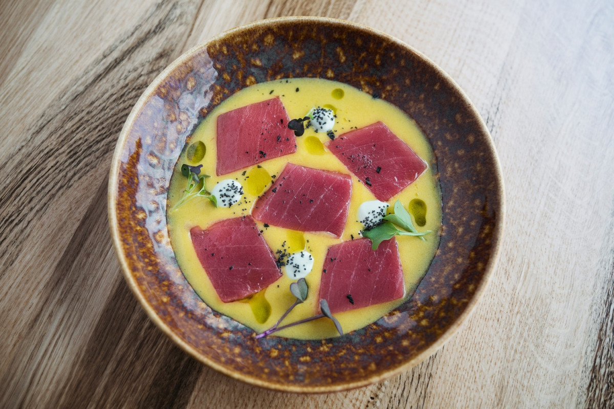Sashimi de atu00fan sobre salsa de maracuyu00e1