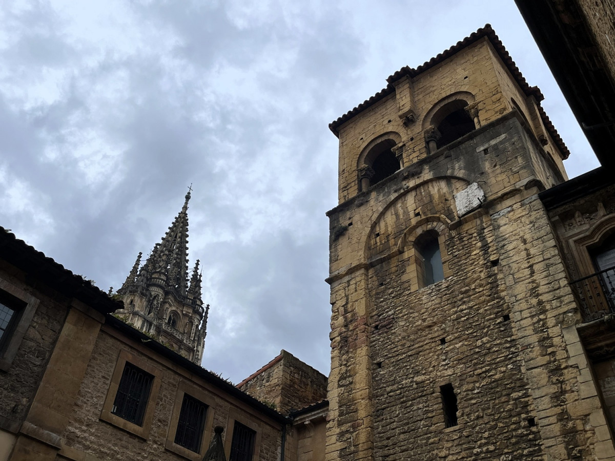 Un u00e1ngulo del conjunto de la catedral con la torre romu00e1nica en primer plano