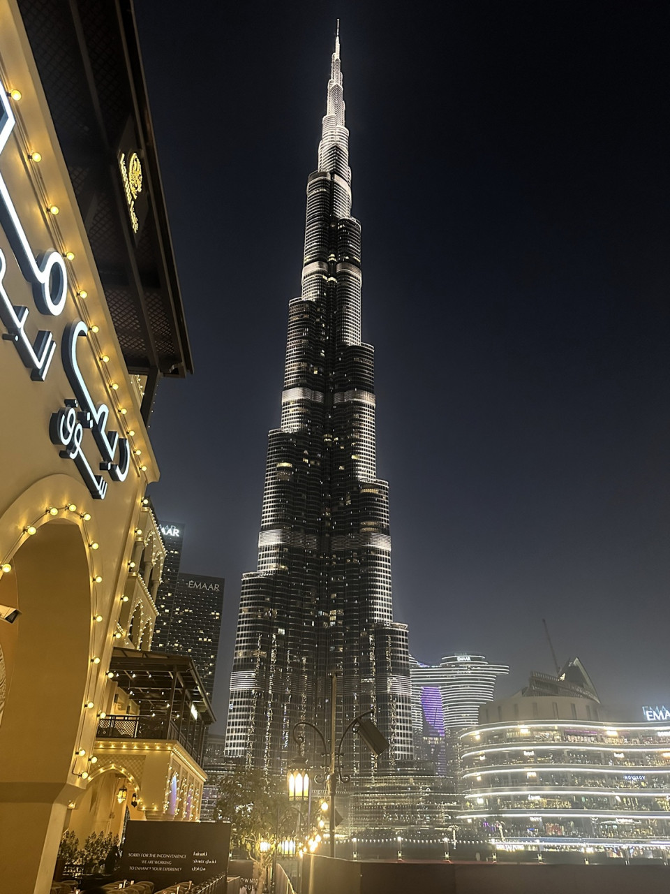 Dubai, El Burj Khalifa de noche, combinación mágica de luz y sonido, foto M.F. González
