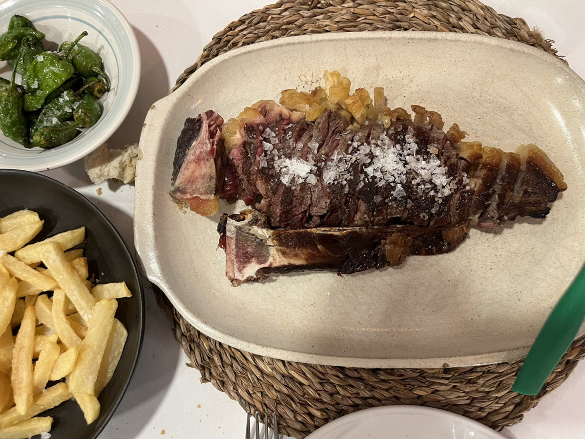 Chuleta de ternera asturiana con su guarniciu00f3n