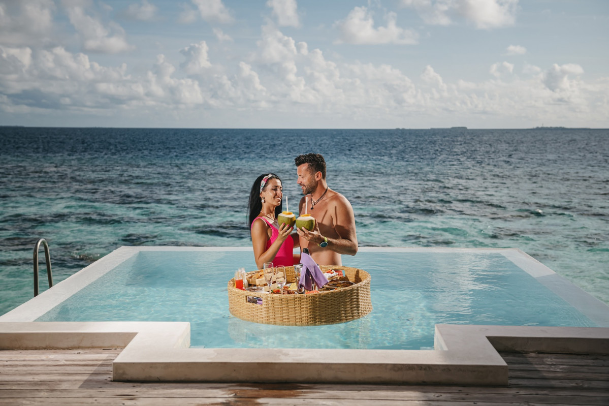 Desayuno flotante en tu piscina privada