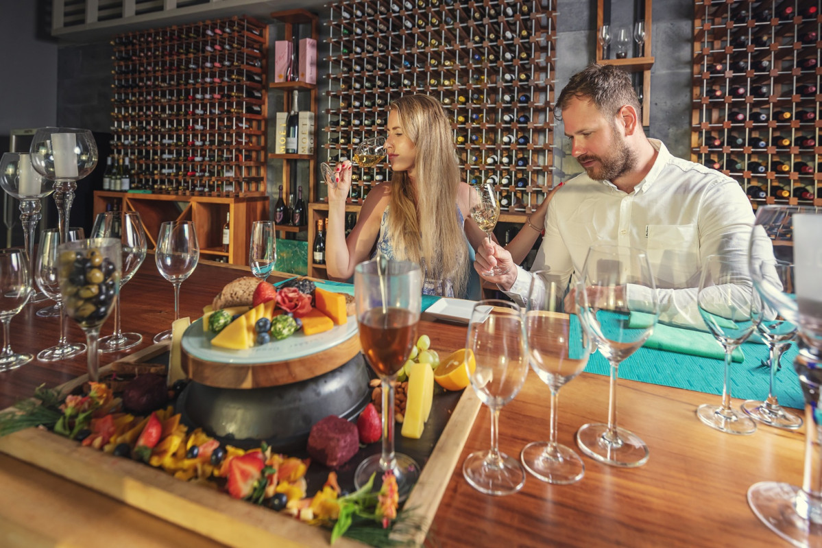 Una cata de vinos o una suculenta cena
