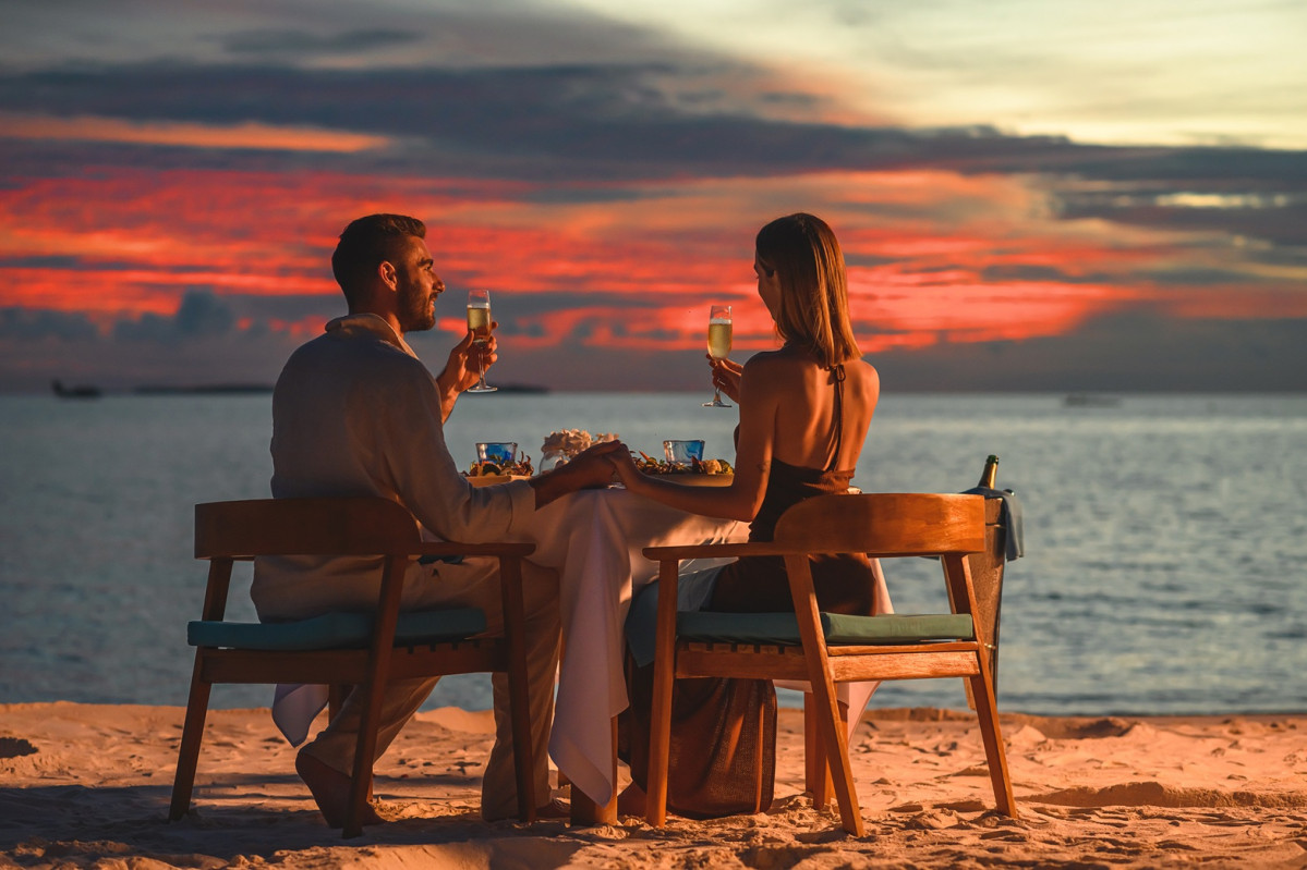 Tu mesa para cenar en medio del Oceu0301ano