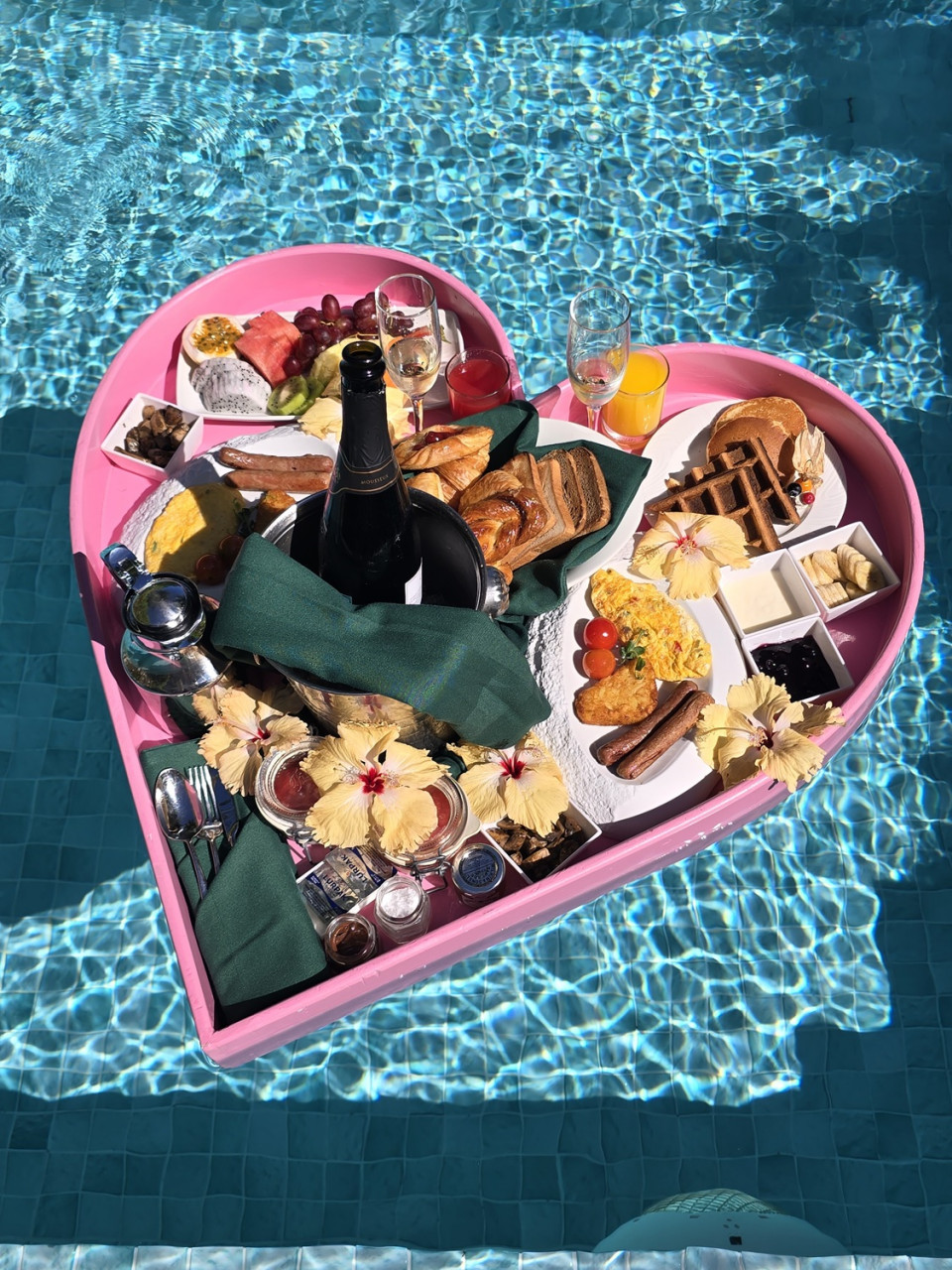Desayuno flotante en la piscina privada