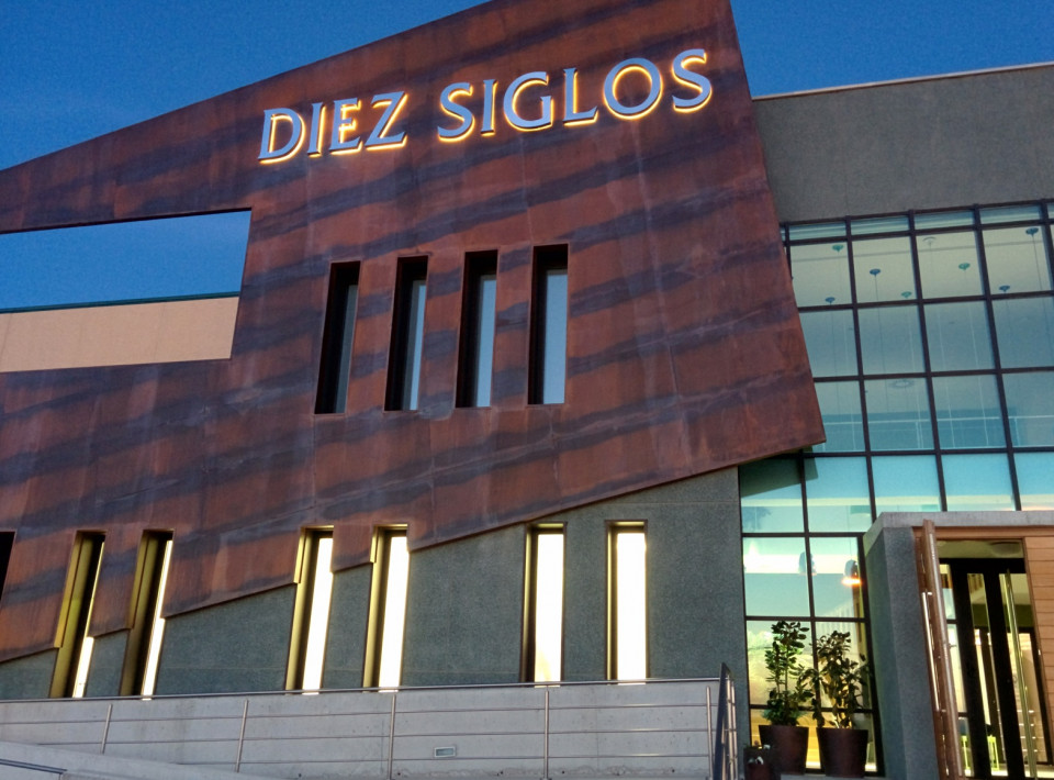 Diez Siglos   Instalaciones 01