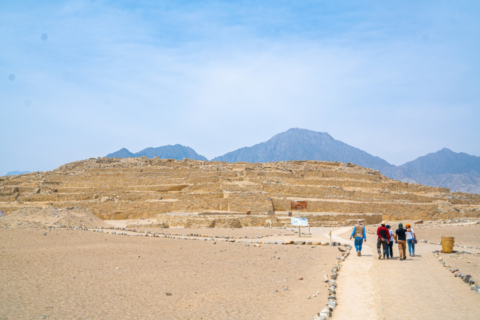 Turistas en la Ciudad Sagrada de Caral