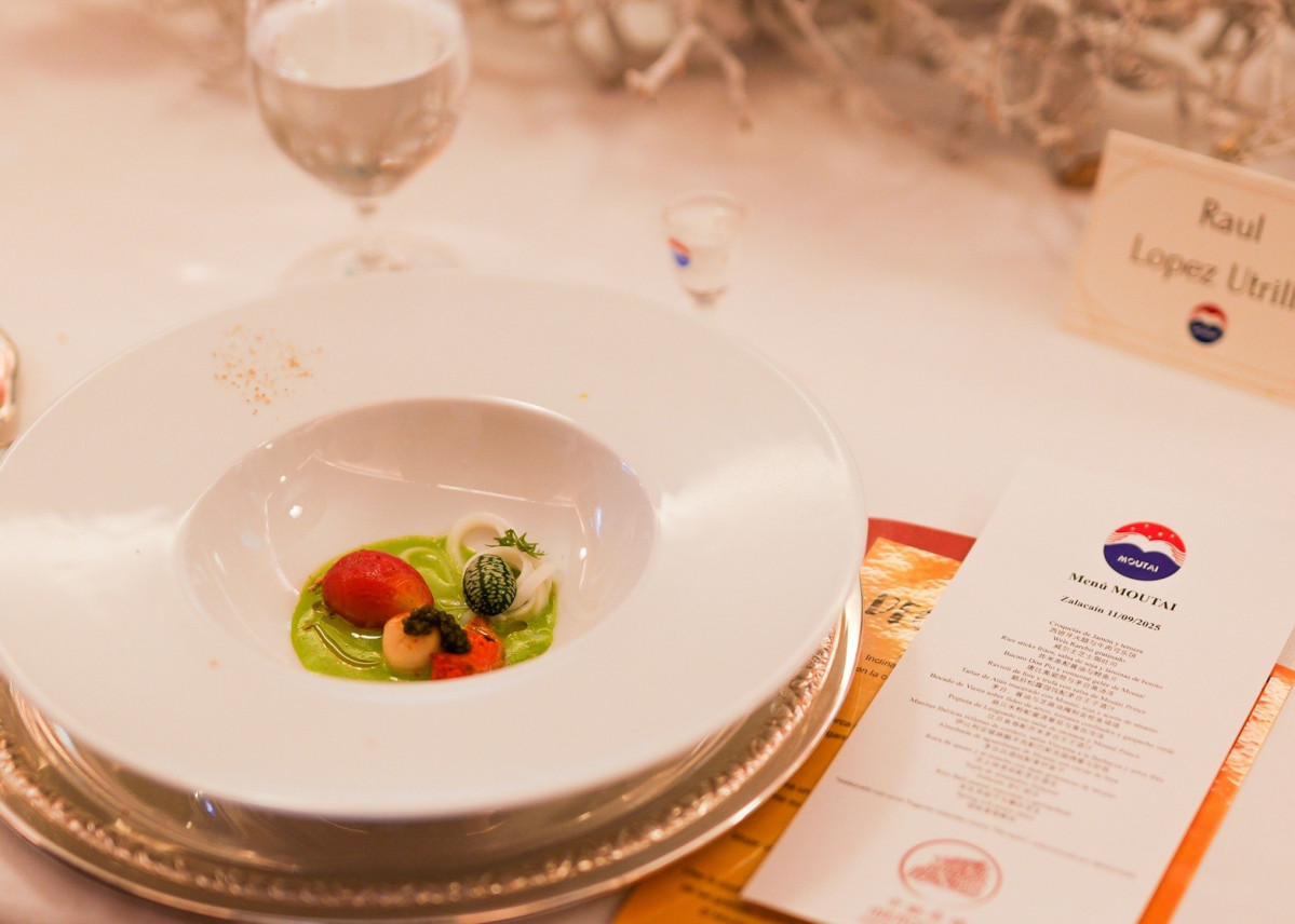 Bocado de vieira sobre fideo de arroz, tomates confitados y gazpacho verde.
