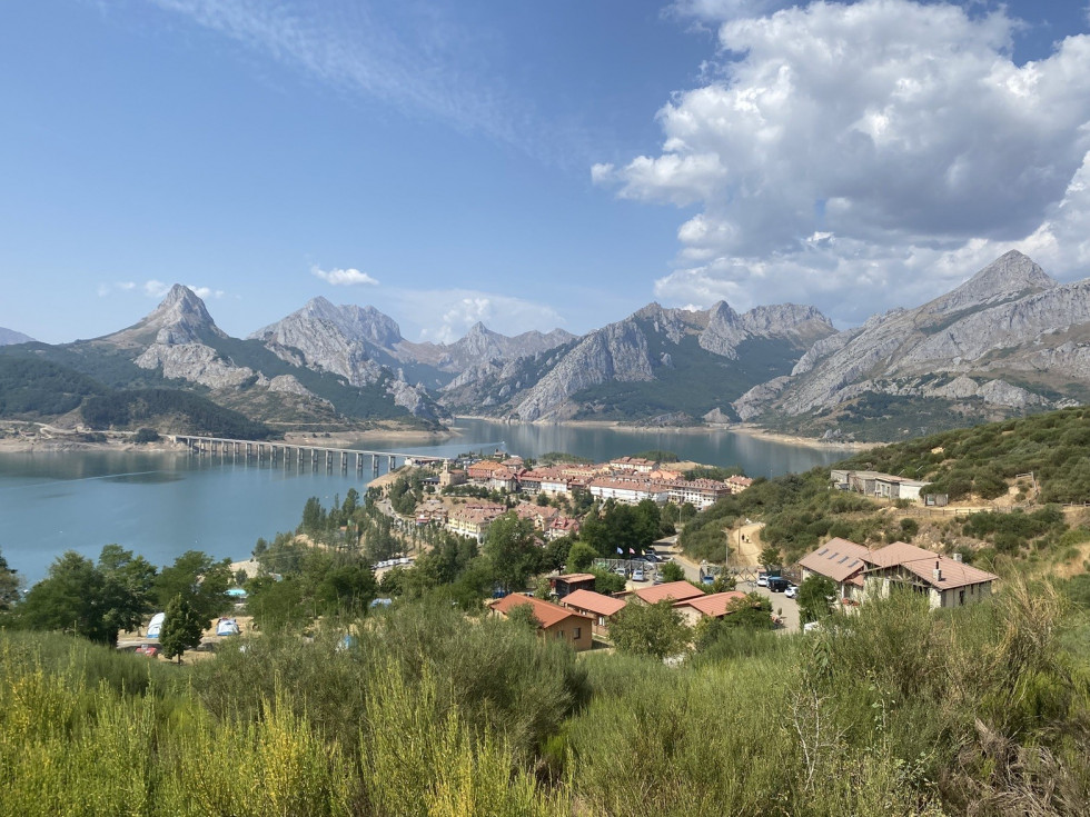 Riaño, León, impresionante paisaje que conforman los fiordos leoneses
