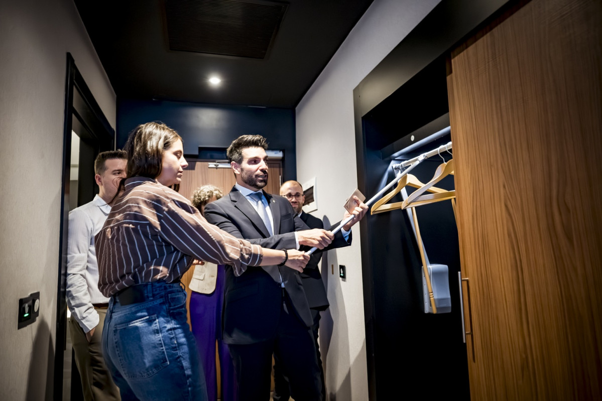 Laura Martu00ednez Cerro comprueba la accesibilidad de un armario en una de las habitaciones del Hotel Ilunion Atrium