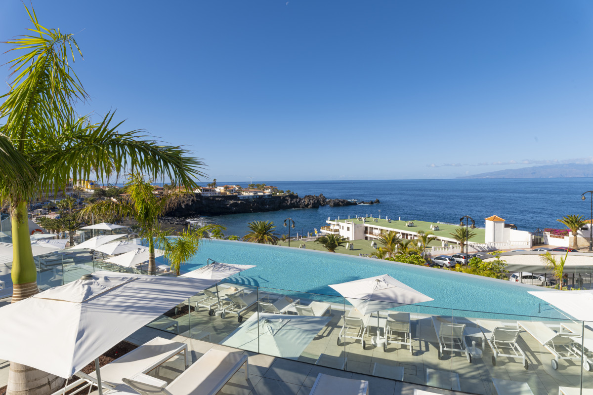 Infinity Pool con vistas a la isla de la Gomera y a la playa