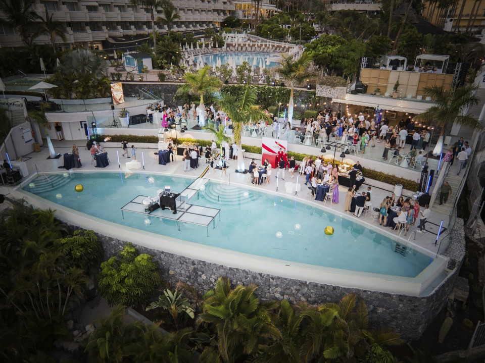 Fiesta en la Infinity pool