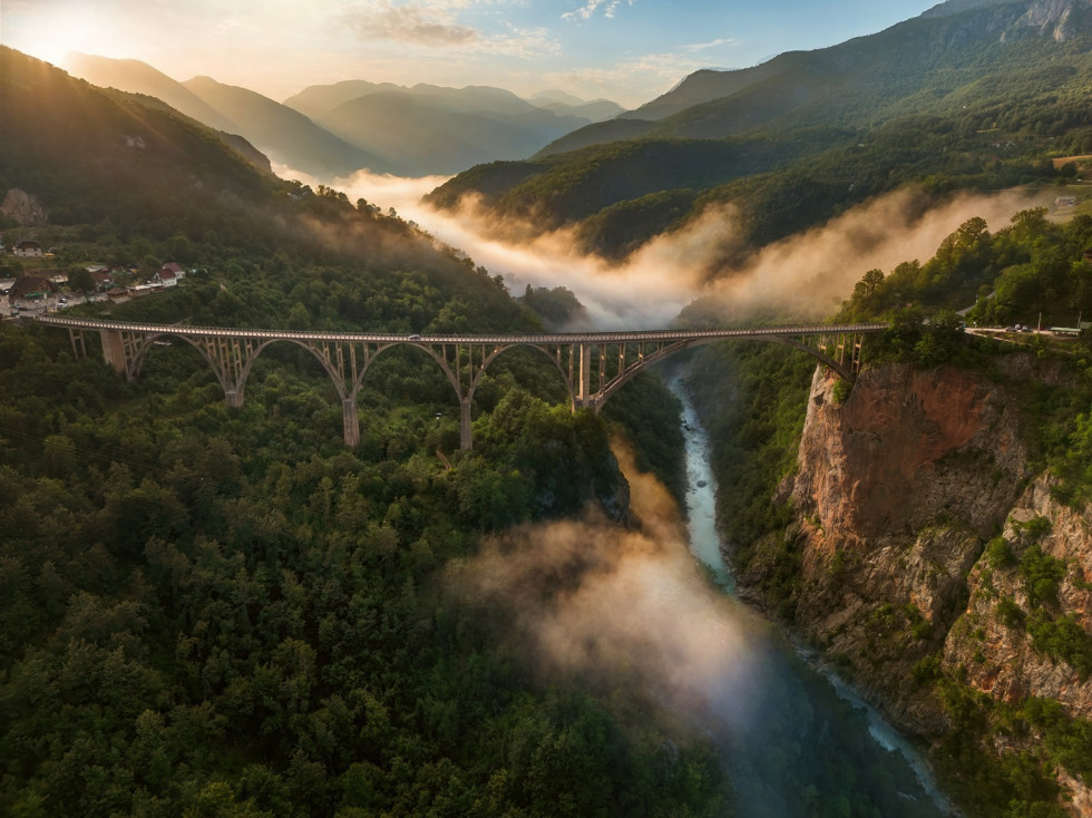 Montenegro, puente de arco de piedra que se extiende por un exuberante valle verde