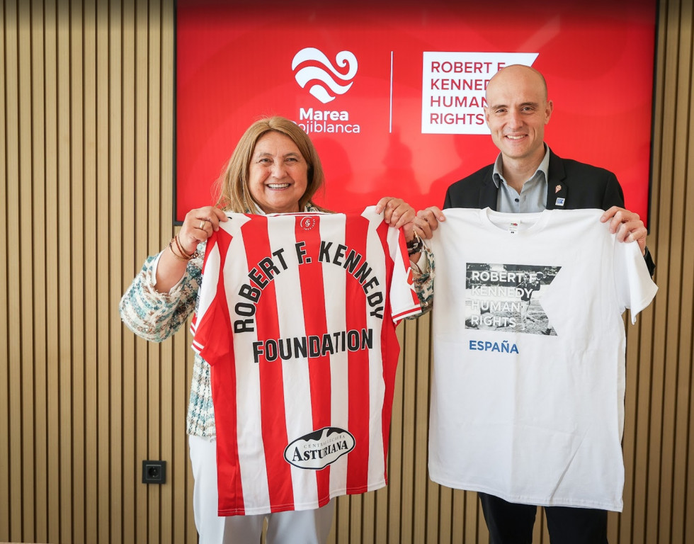 Maria Diaz de la Cebosa y el presidente del Gijon