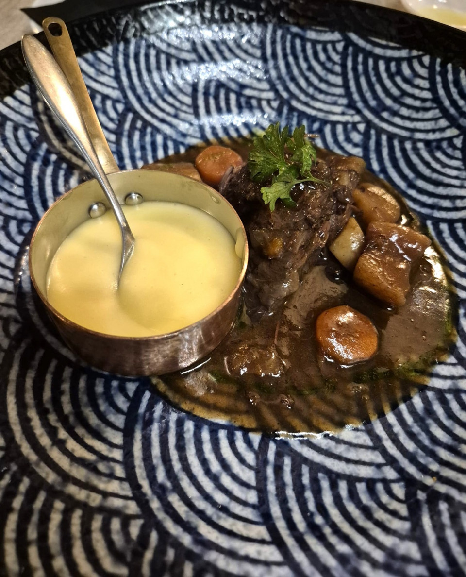 Carrillera Bourguiñon con puré de patatas Robuchon