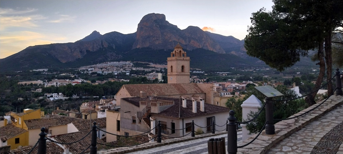 El Leu00f3n dormido del macizo de Ponoig, desde el castillo cementerio de Polop.