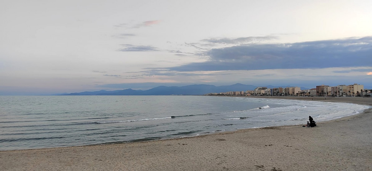 La Playa de Canet con los Pirineos al fondo