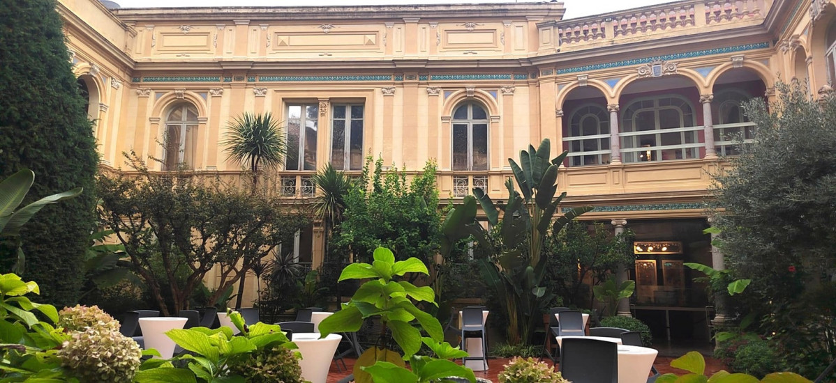 Patio jardu00edn del Hu00f4tel Pams de Perpiu00f1an