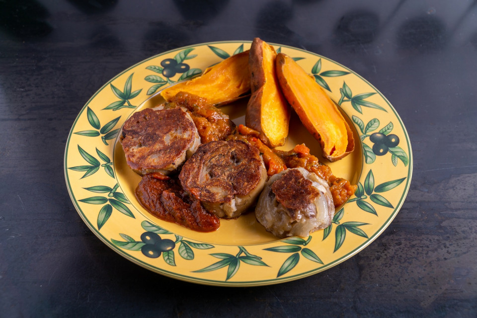 Manitas de cerdo cocidas con pisto manchego