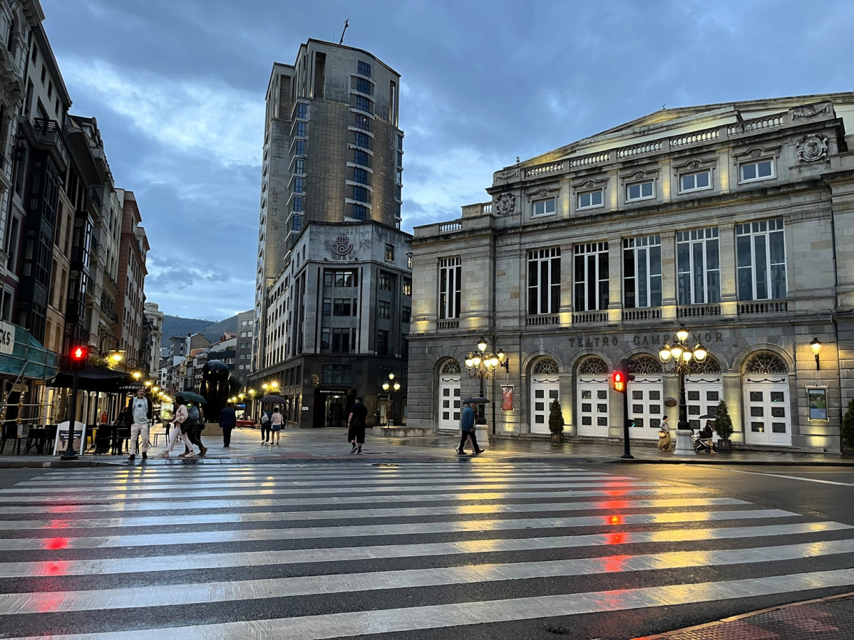 Oviedo, Teatro Campoamor y la cu00e9ntrica calle Pelayo, @Carlos Cuesta