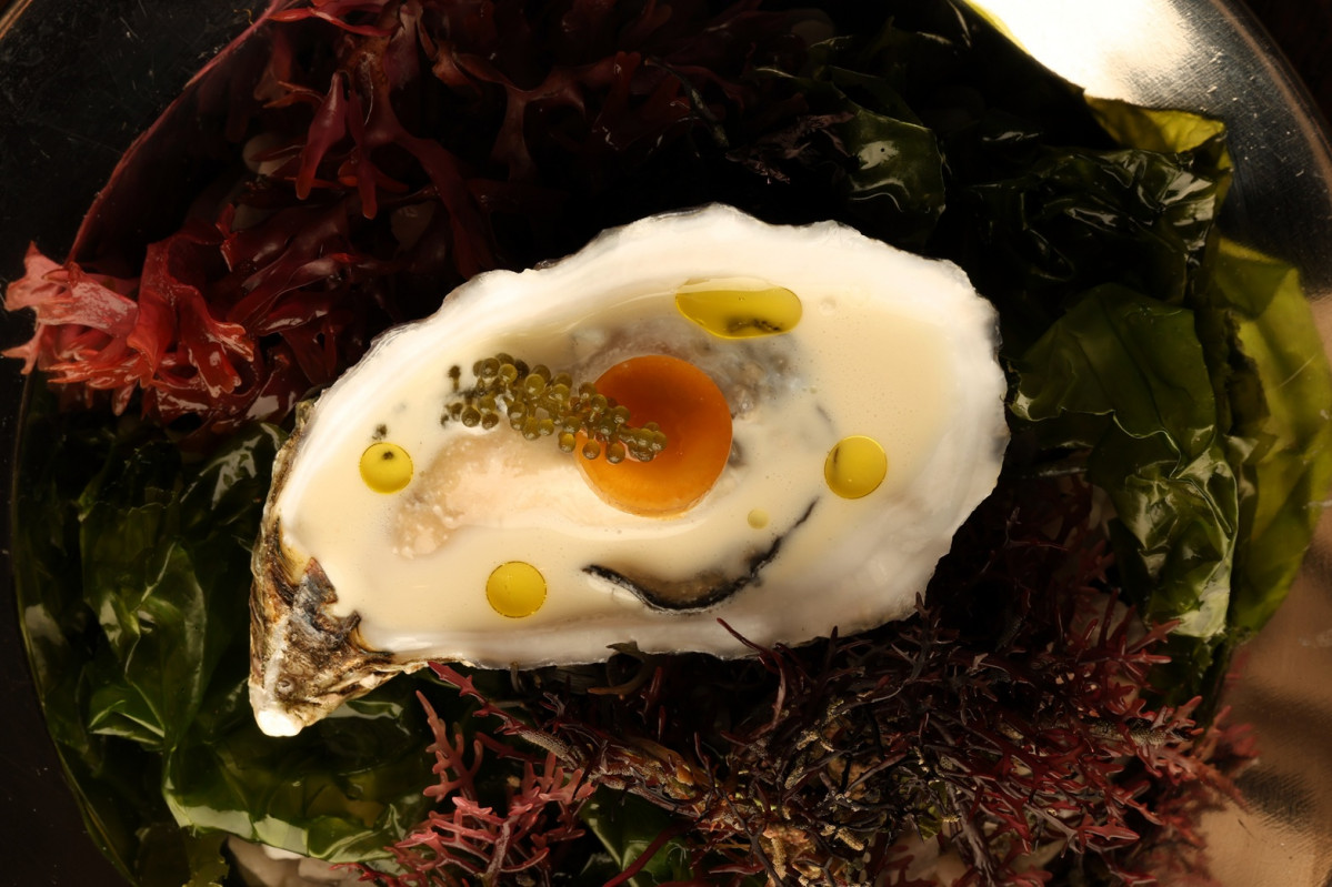 Ostra con ajo blanco de hinojo y uva encurtida