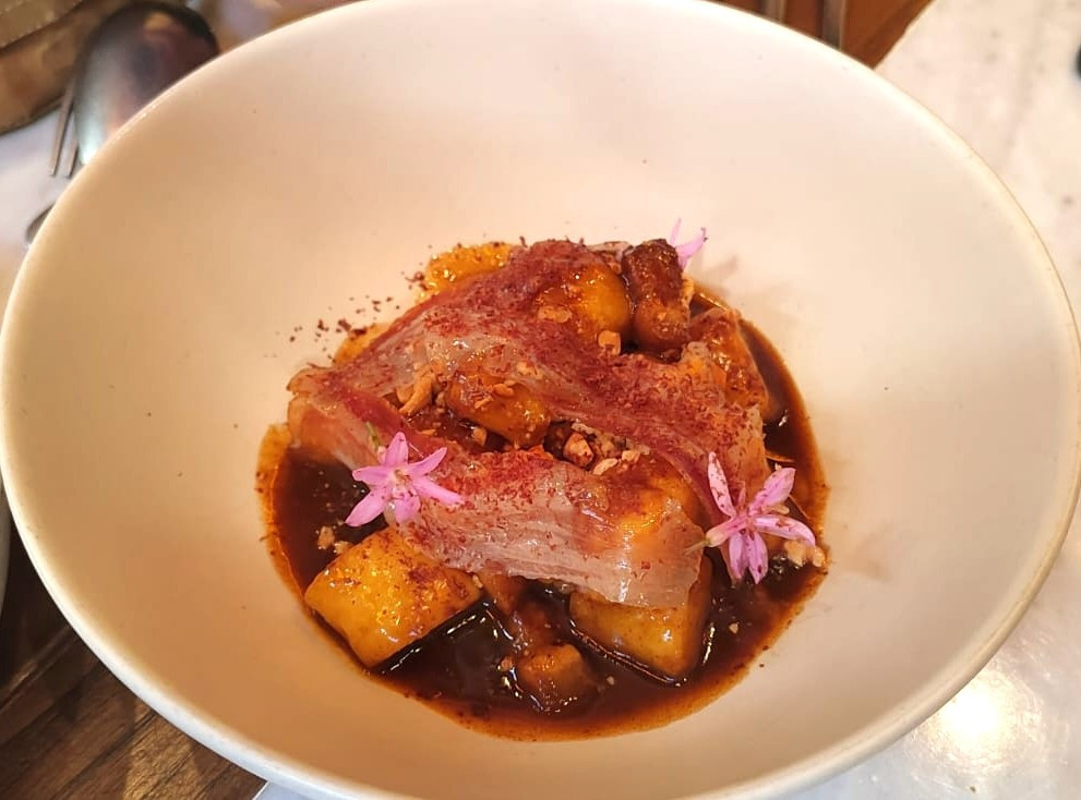 u00d1oquis con carapulcra y papada curada