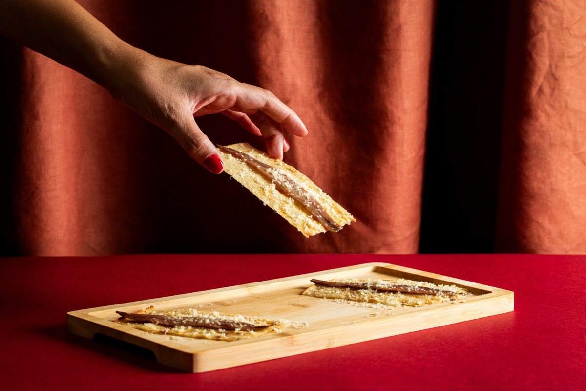 Anchoa con mantequilla ahumada sobre tosta