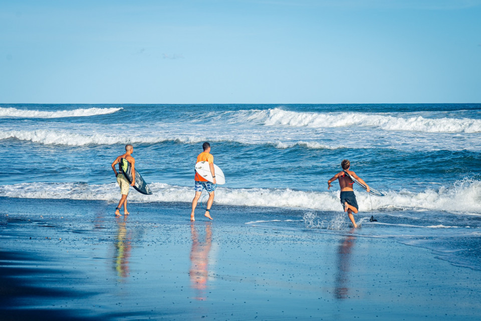 Surfistas en la Plauya del Paredón