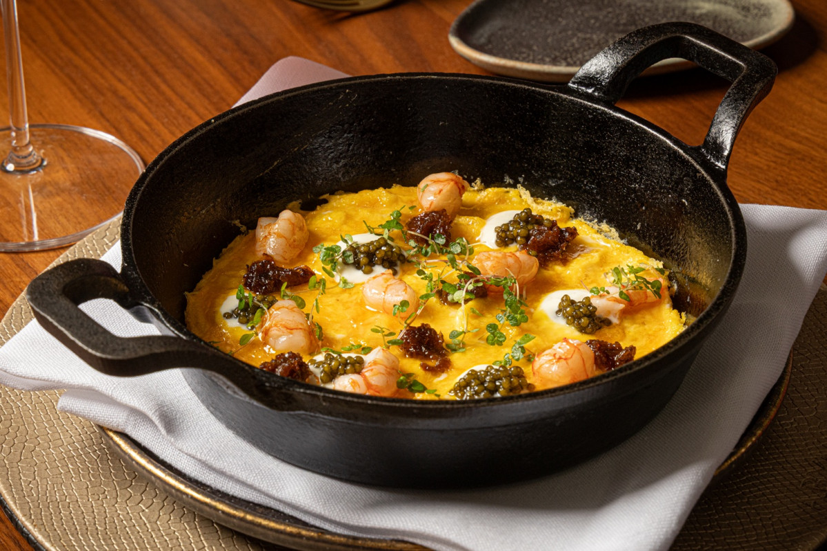 Tortilla abierta de huevos camperos, caviar y gamba roja