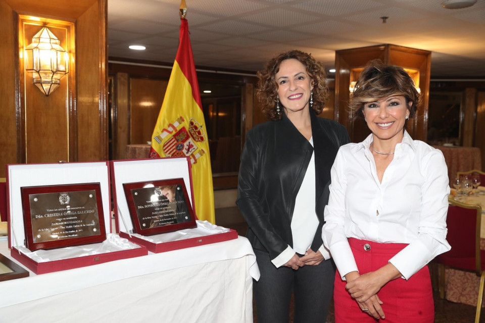 Cristina y Sonsoles Ónega, ante las placas acreditativas de su pertenecia a la MNSOA