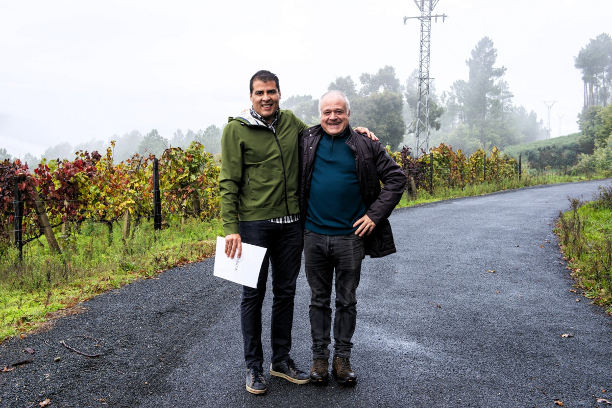 Daniel Mariu0301n junto al viticultor Luis Anxo Rodriguez Vau0301zquez  2 (2)