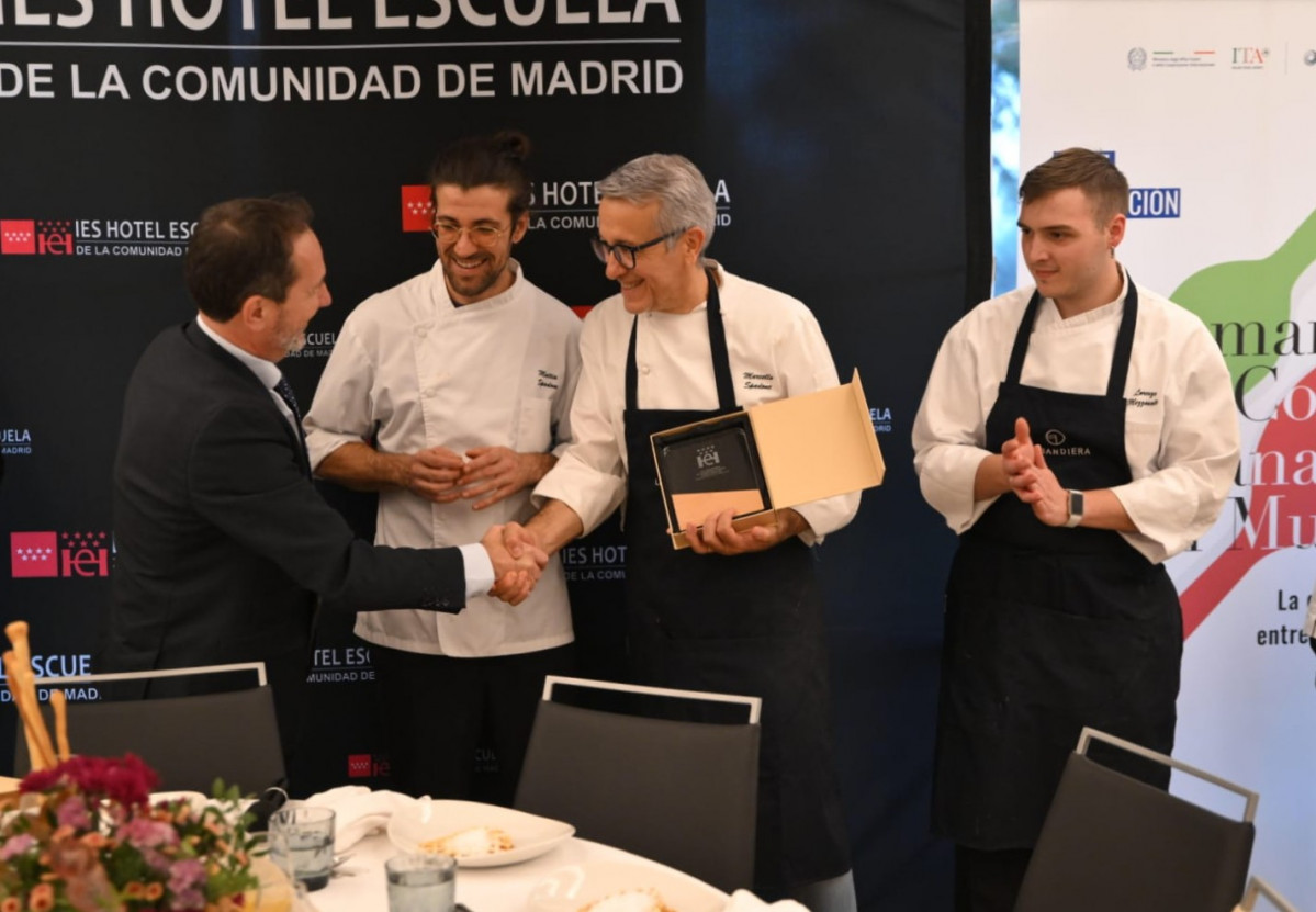 Homenaje al chef Marcello Spadone durante el almuerzo IES Hotel Escuela