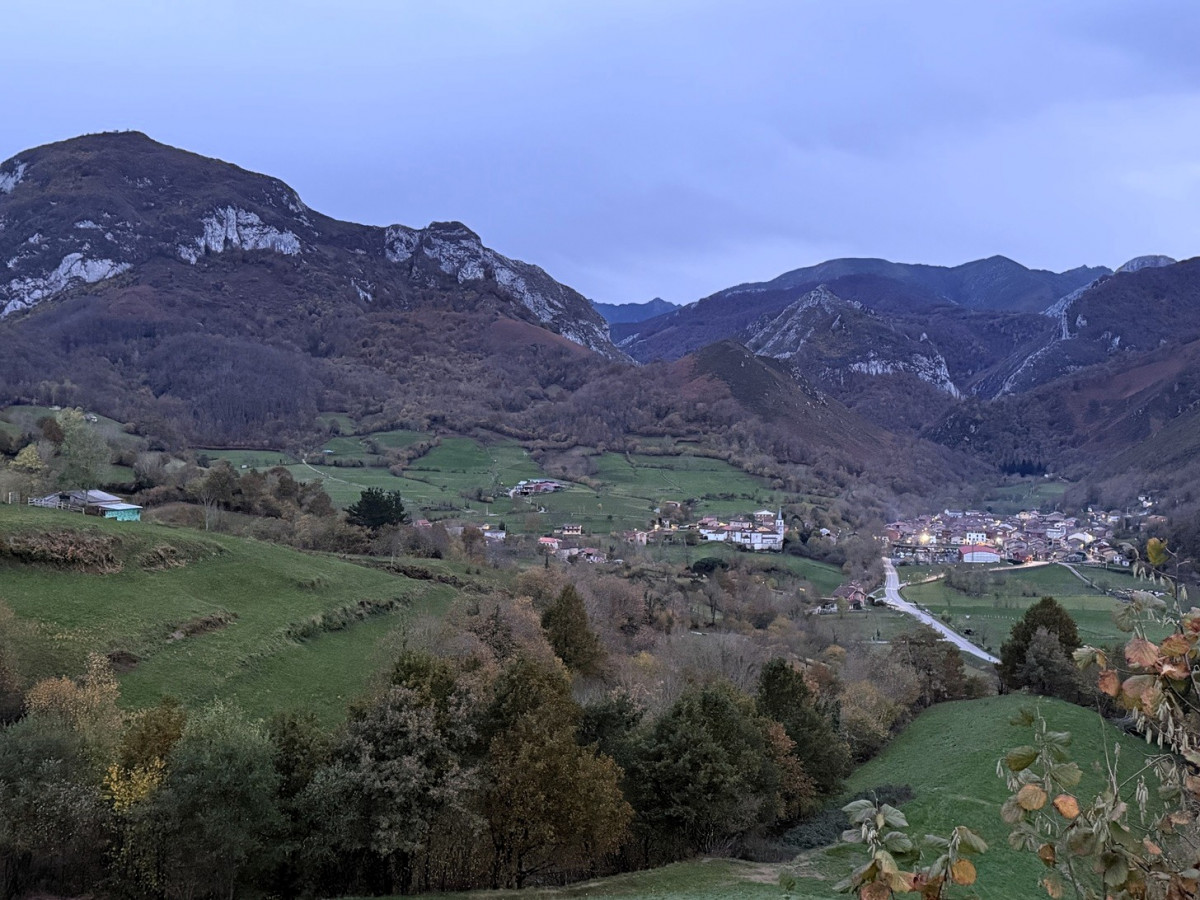 Valle de Soto de Agu00fces con los montes de Llau00edmo al fondo, Asturias